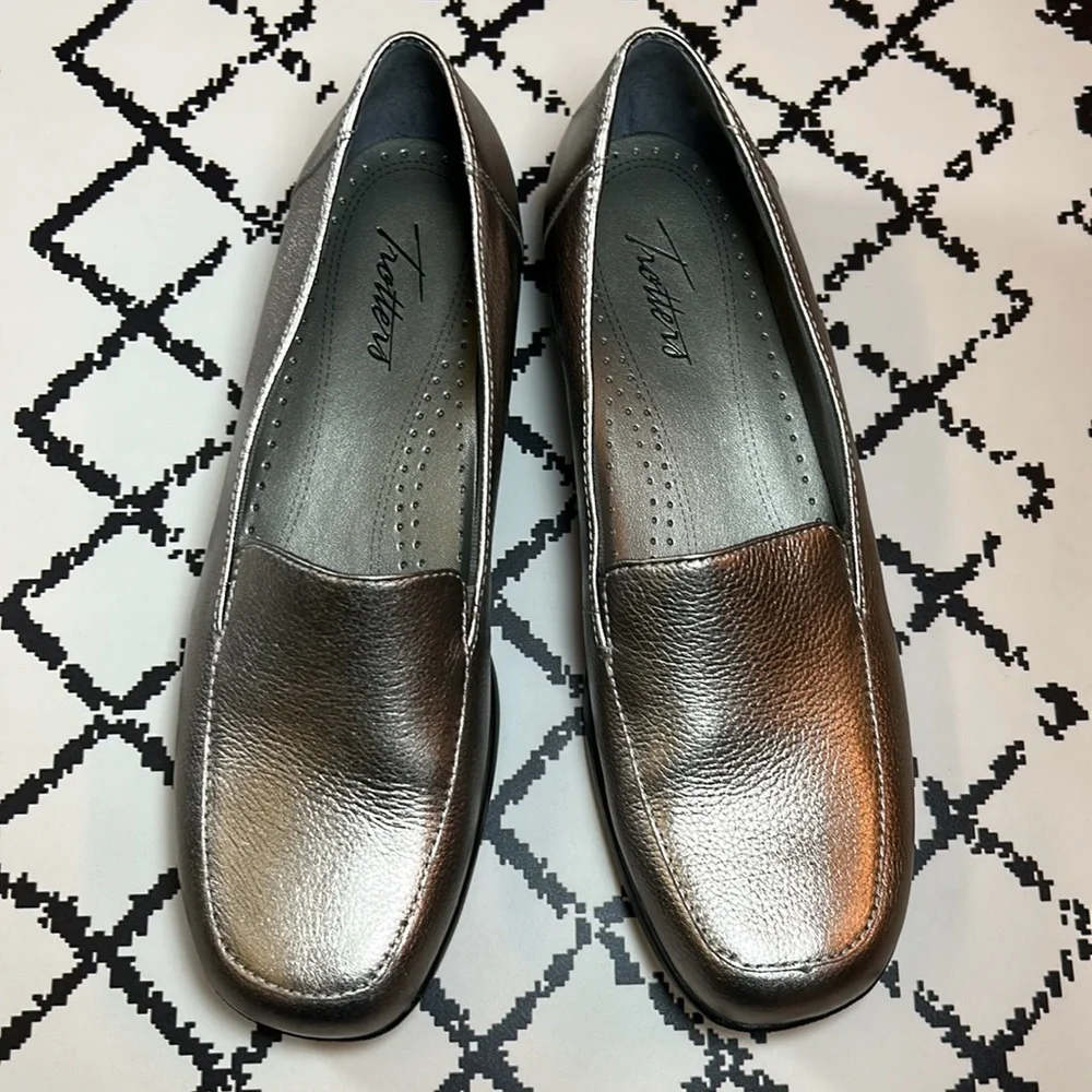 Trotters Metallic Pewter Loafers